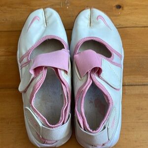 Adorable Nike Air split toe shoes. Incredibly comfortable